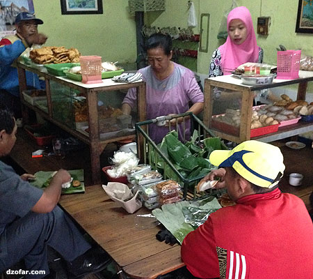 Dalam Warung Dipo