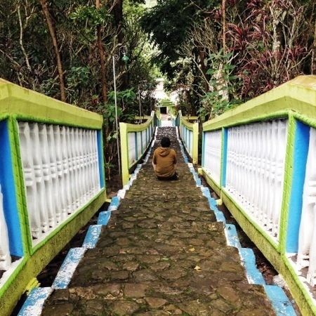 Duduk termenung di kuburan 