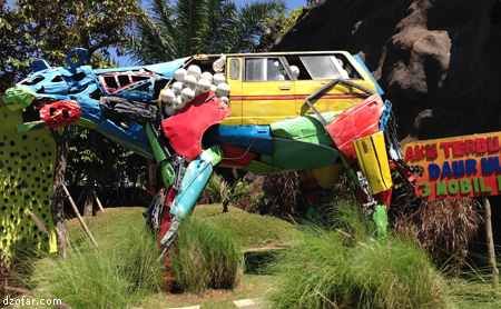 Sclupture Macan dari 3 buah mobil 