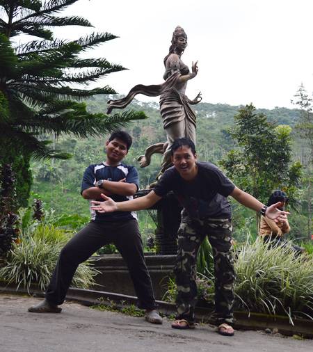 foto di depan patung roro kuning