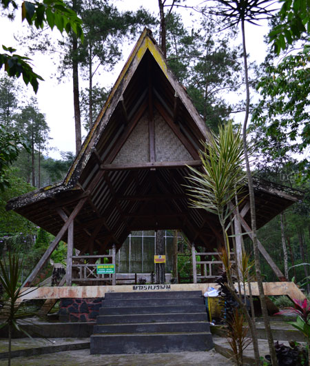 Gazebo Roro Kuning tampak samping