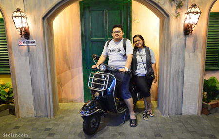 Tomi Rian berfoto di atas vespa