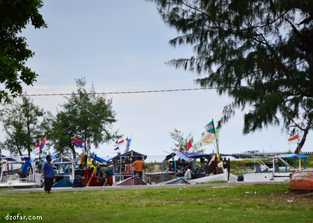 Perahu di sebelah tempat makan