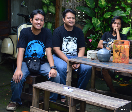 Di depan rumah kartini