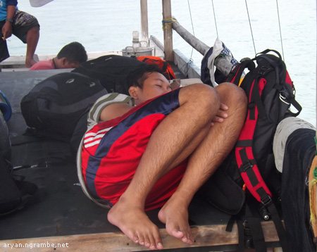 Tidur di atas perahu ah