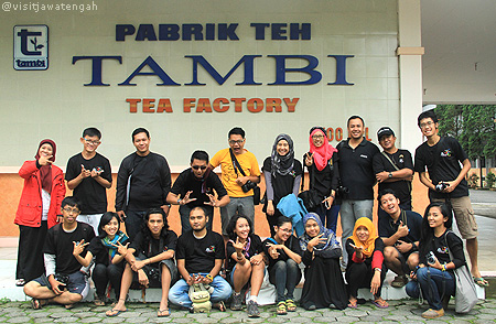 Foto bareng di pabrik teh tambi