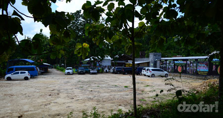 Melewati area parkir