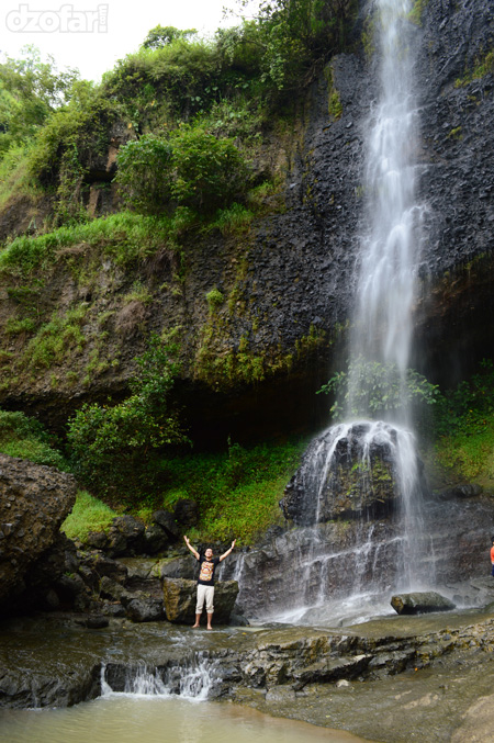 Pose mainstream di air terjun banyunibo