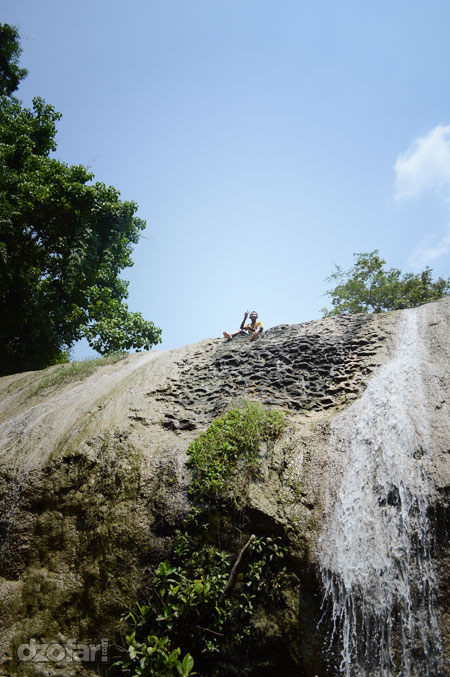 Adik di atas air terjun