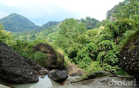 bebatuan besar di depan Air Terjun