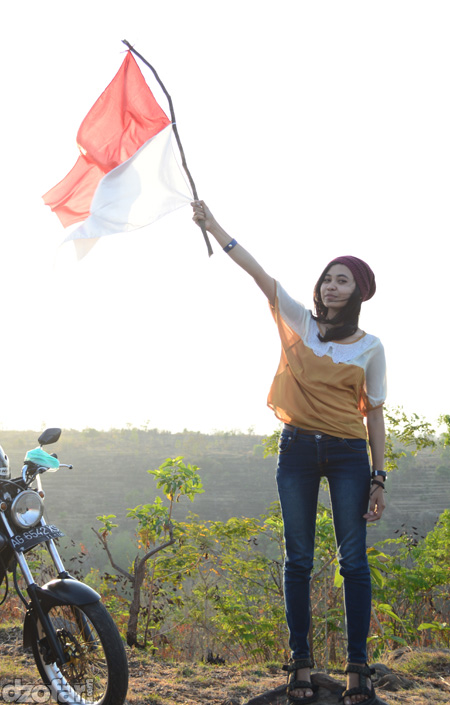 In frame: Ely Septian 