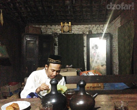 Barang-barang klasik ndeso di warung Mbok Jimur