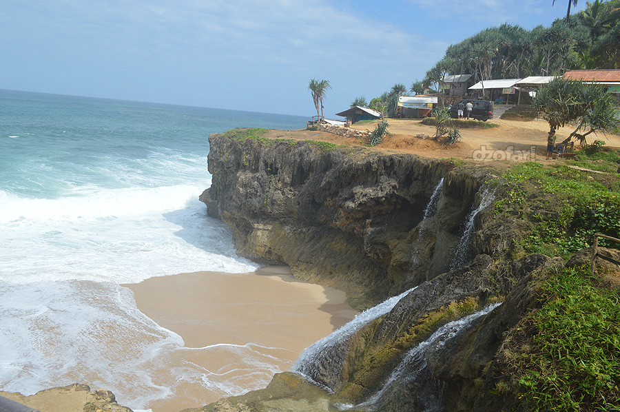 Pantai Banyu Tibo Pacitan