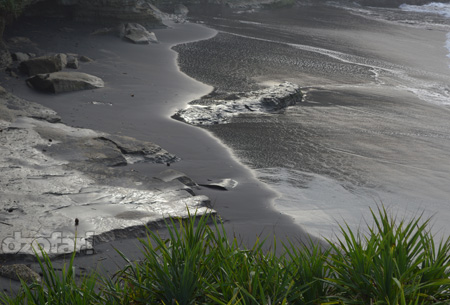 Pasir Hitam pantai klayar