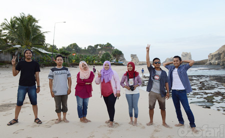 Foto bareng Pantai Klayar