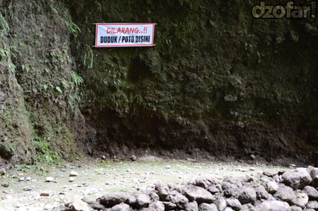Dilarang duduk dan foto