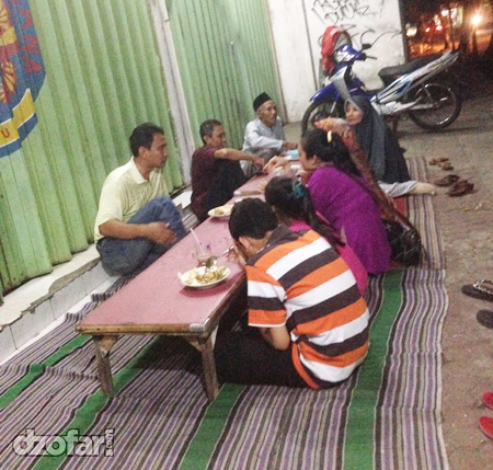 Pembeli makan lesehan 
