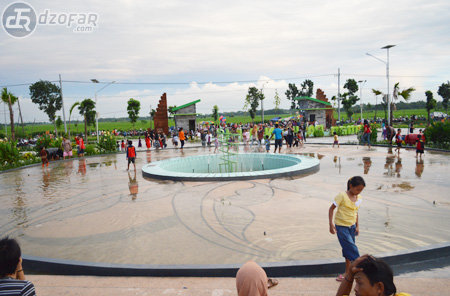 Anak kecil bermain air di taman pandan wilis