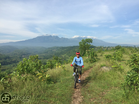 Bukit Cinta terkena sinar matahari