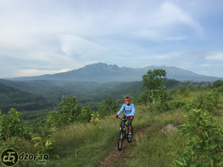 Sepedahan di Bukit Cinta