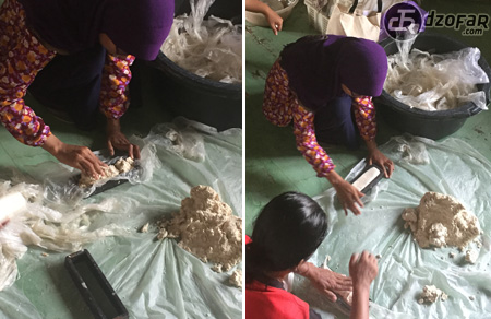 Ibu Daryati dibandi kak Anaz mencetak adonan ampas tahu