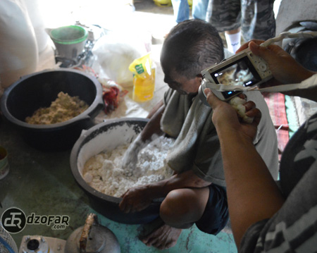 Pak Suwardi mengaduk adonan krupuk