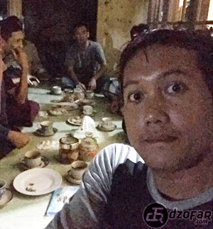 Ngemil mendoan di teras rumah