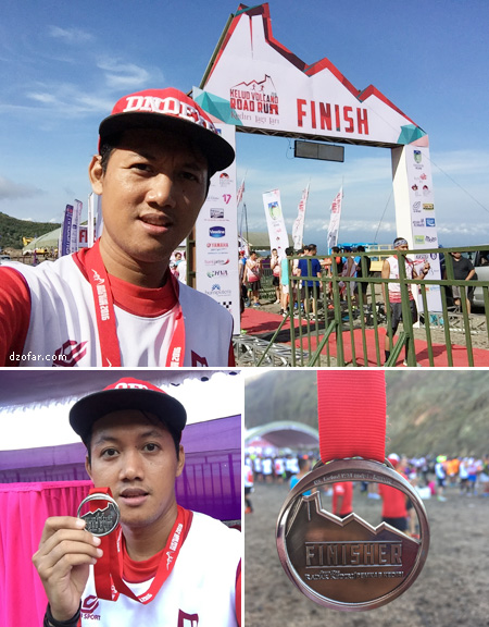 Finisher megang Medali