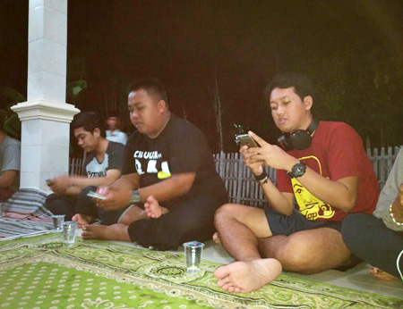 Sibuk ngetwit