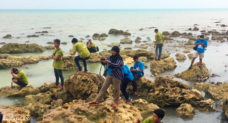 suasana depan air terjun