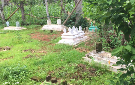 kuburan di pekarangan rumah