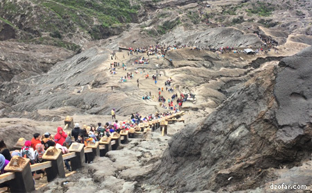 Tangga menuju kawah