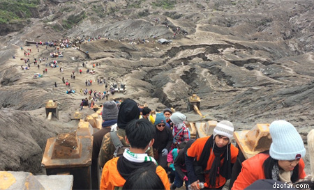 turun kawah bromo