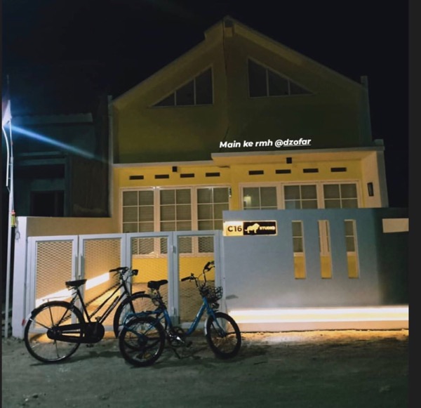 Jempol dan sepedanya Riko