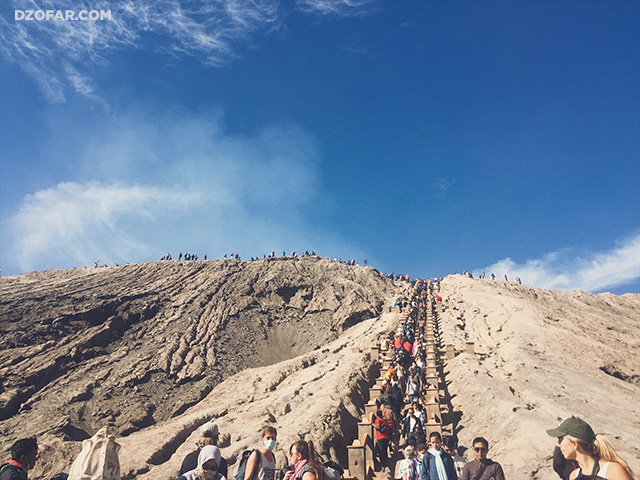 Tangga menuju kawah Bromo