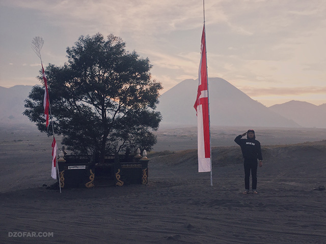 Foto merah putih di Bromo