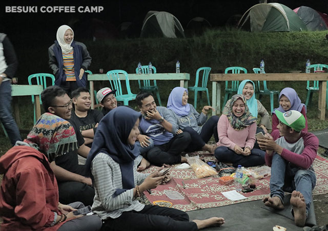 duduk-duduk sebelum joget