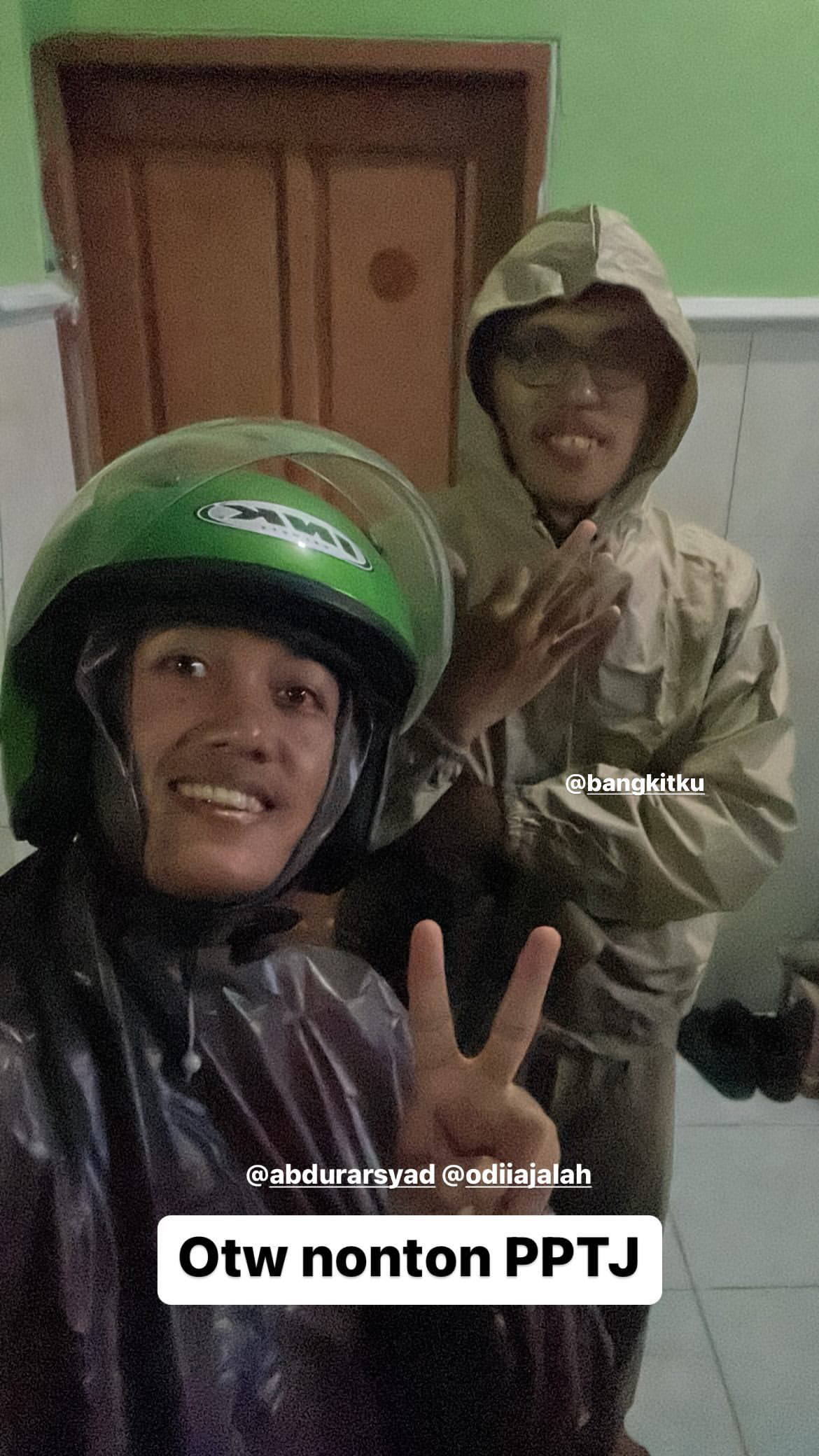 Aku dan bangkitku pakai jas hujan otw ke PPTJ