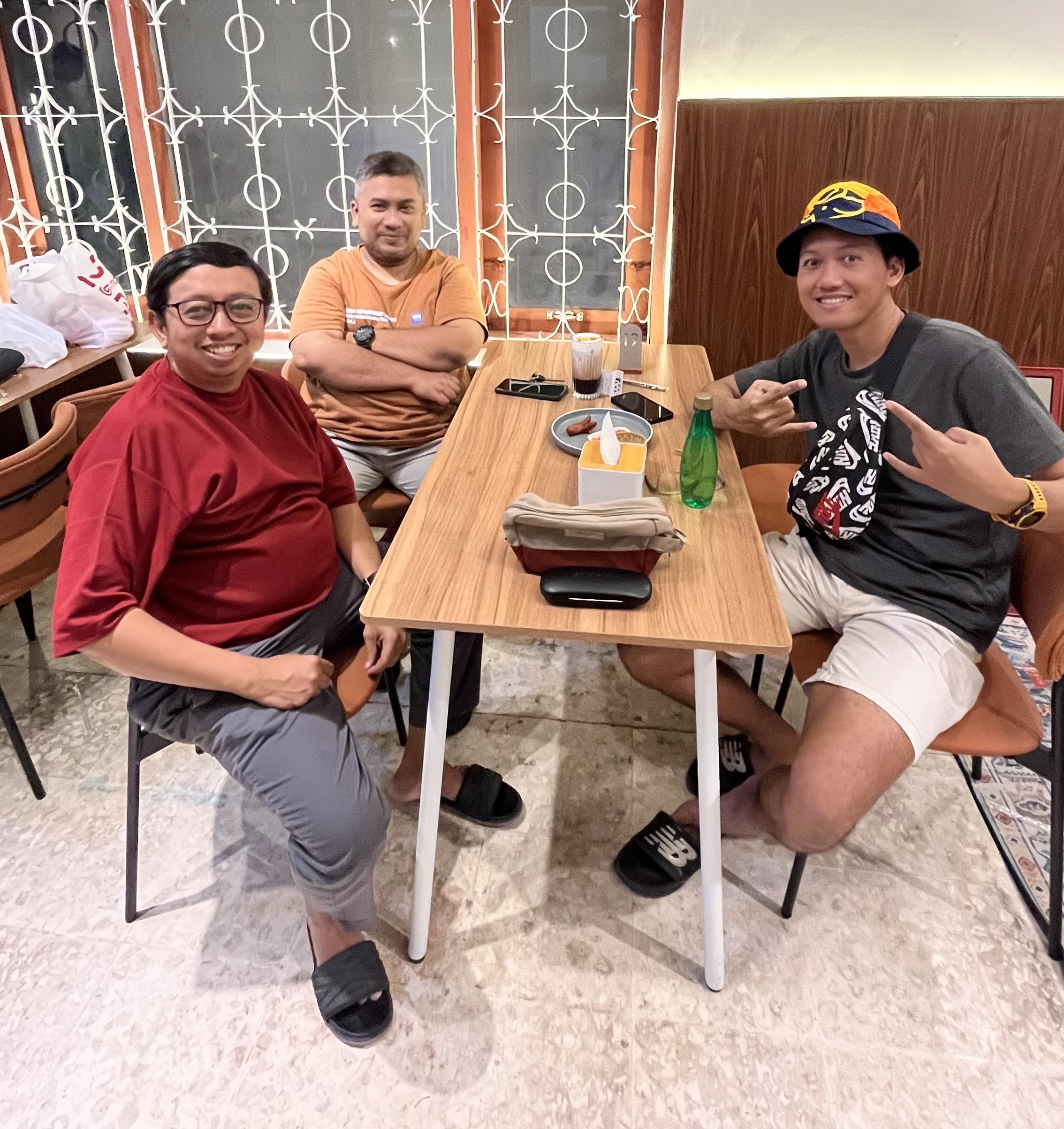 Aku, Kusharsono, dan Hudan di Marie Cafe Nganjuk