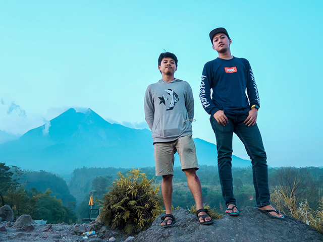 pemandangan merapi di batu alien