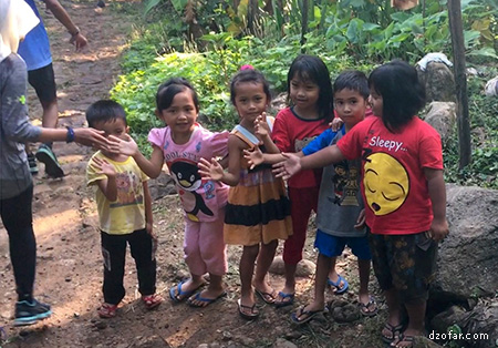 hi five with anak anak kecil