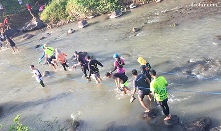 menyeberang kali pakai tali