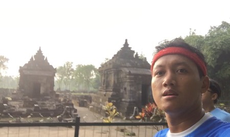melewati candi