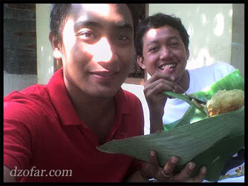 sedang makan nasi bledek
