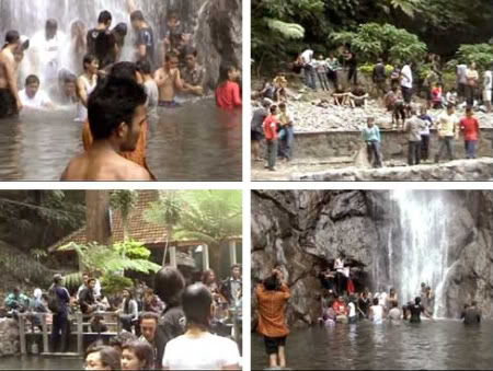 Air terjun sedudo: Lha itu lo saya yang pakek baju batik sedang sedakep