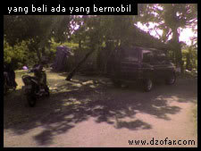 Ada pembeli yang bermobil